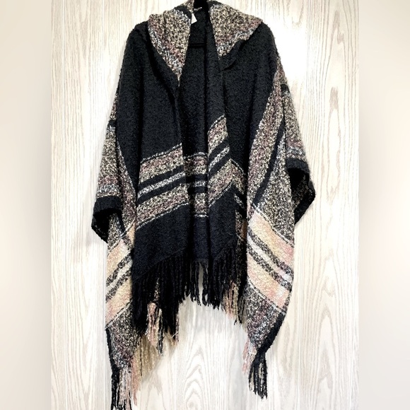 Cato Women's Hooded Blanket Wrap Shawl Cape One Size Plaid Fringe NWOT - Picture 1 of 3